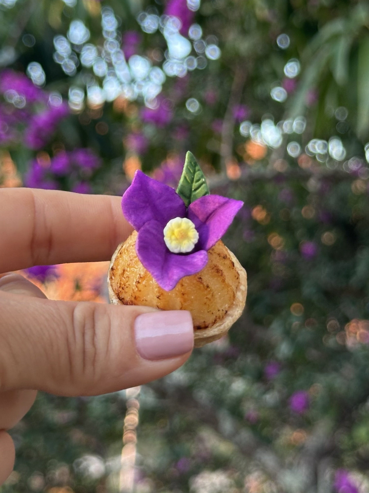 Brigadeiro de Belém inspirado no pastel de Belém, com flor comestível.